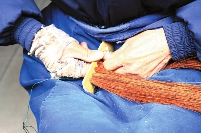 三江都市报数字报-“最后的”制刷匠